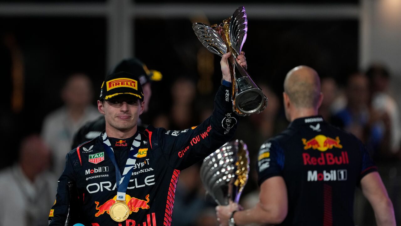 El piloto de Red Bull Max Verstappen de Países Bajos celebra después de ganar la carrera del Gran Premio de Fórmula Uno de Abu Dabi en el circuito de Yas Marina, Abu Dabi, Emiratos Árabes Unidos, el domingo 26 de noviembre de 2023. (Foto AP/Kamran Jebreili)