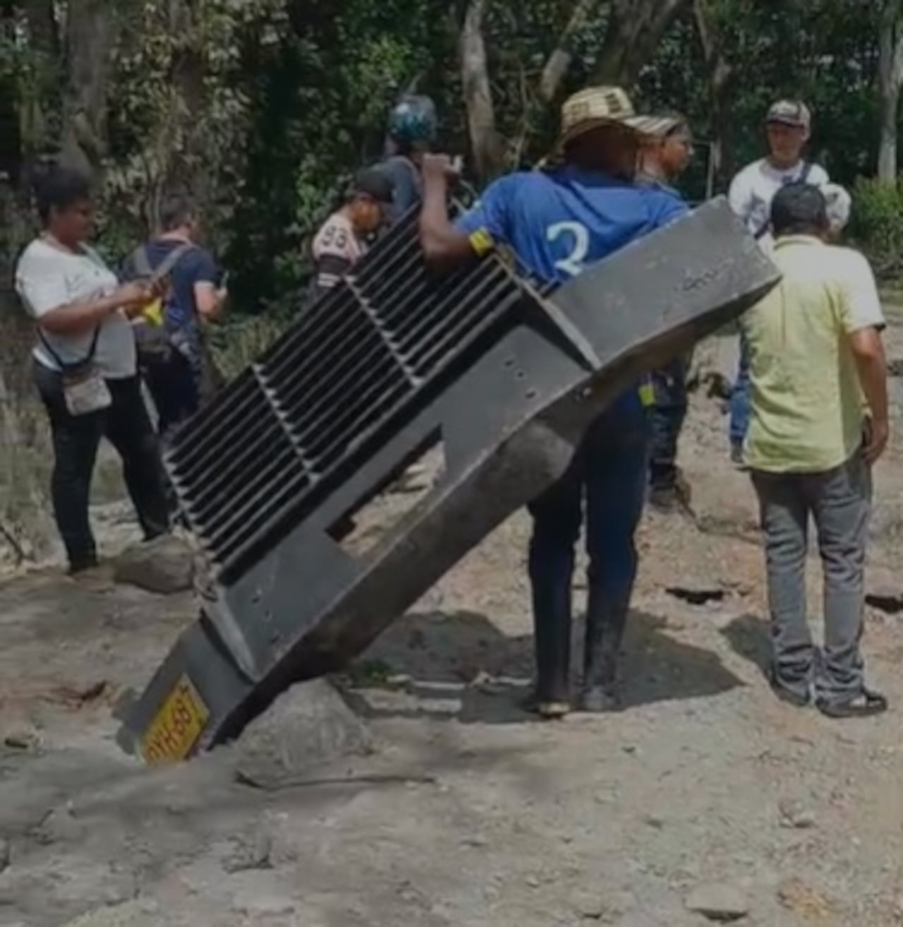 El bómper del vehículo militar terminó clavado en el pavimento tras la activación de las cargas explosivas, lanzadas desde drones.