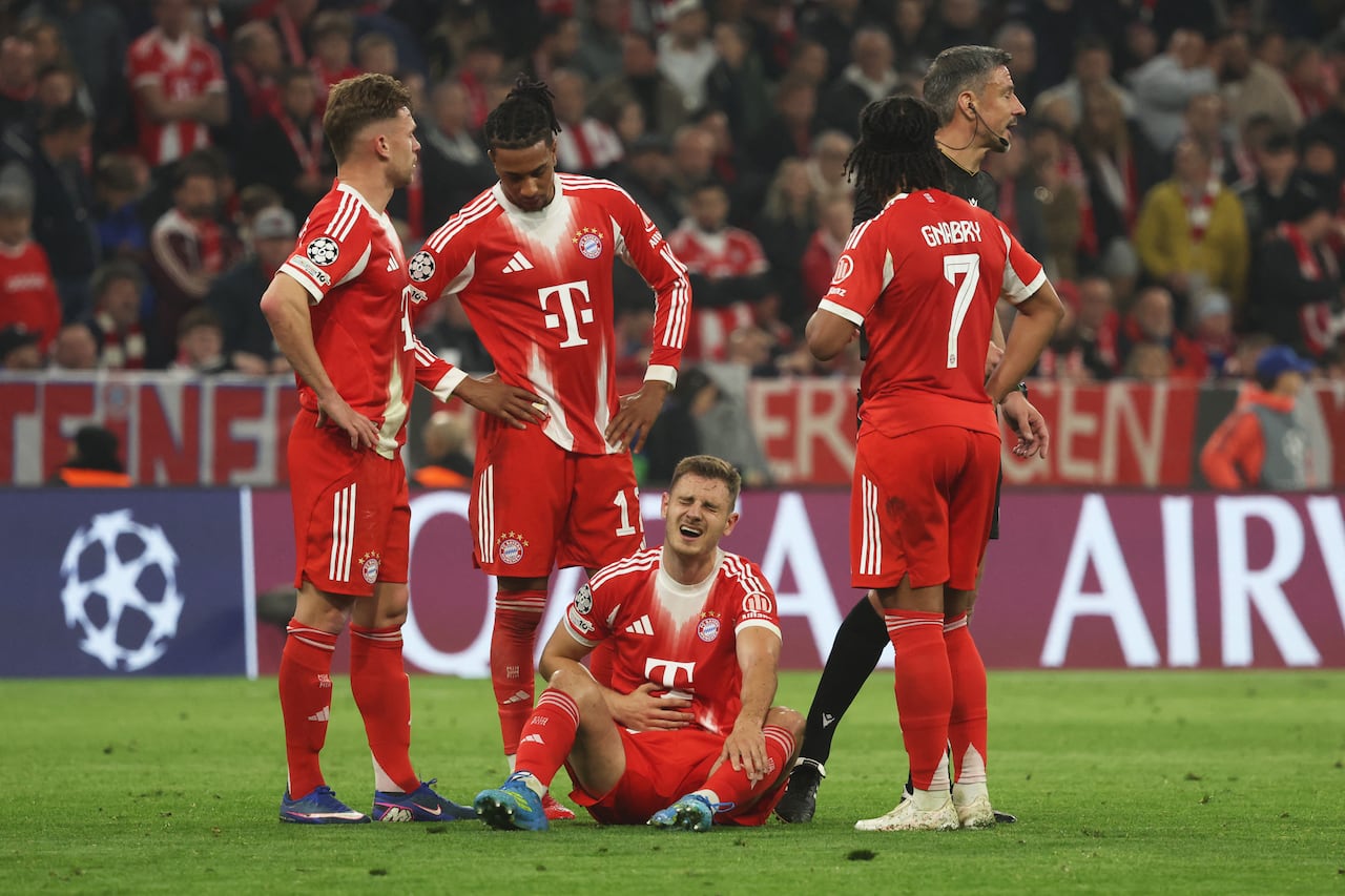 El defensa croata del Bayern de Múnich, Josip Stanisic (C, abajo), con el número 44, reacciona con dolor en el suelo durante el partido de vuelta de los cuartos de final de la Liga de Campeones de la UEFA entre el FC Bayern de Múnich y el Real Madrid