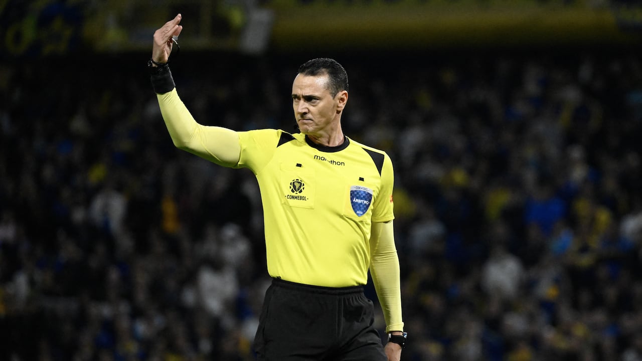 El árbitro colombiano Wilmar Roldán hace un gesto durante un partido de la Copa Libertadores. (Foto de Luis ROBAYO / AFP)