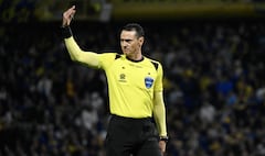 El árbitro colombiano Wilmar Roldán hace un gesto durante un partido de la Copa Libertadores. (Foto de Luis ROBAYO / AFP)