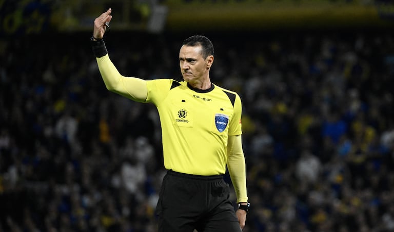 El árbitro colombiano Wilmar Roldán hace un gesto durante un partido de la Copa Libertadores. (Foto de Luis ROBAYO / AFP)