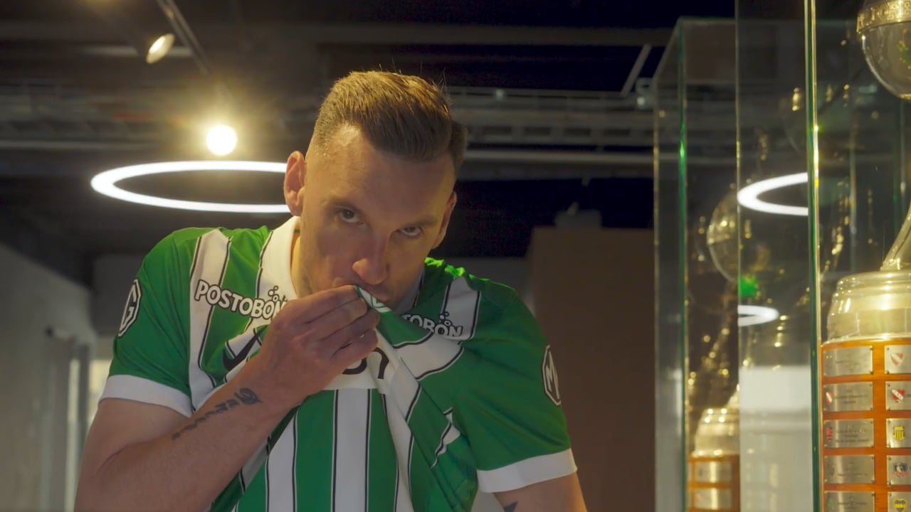 Franco Armani besa el escudo de Atlético Nacional