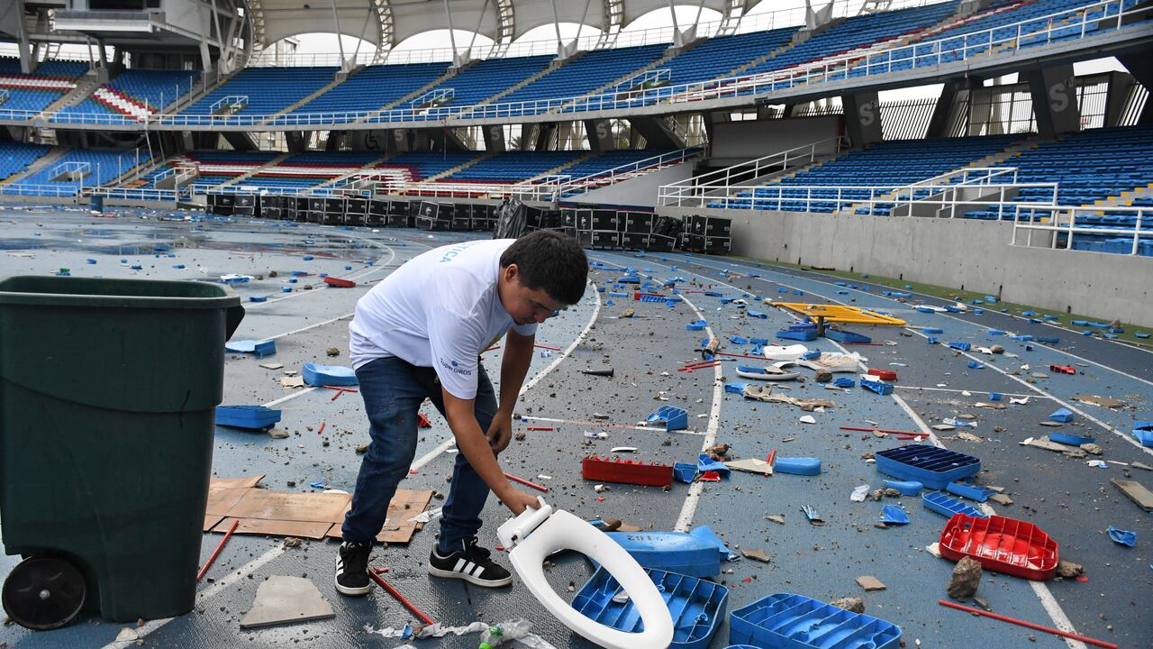 Fútbol: Destrozo y daños en el Pascual Guerrero luego de los disturbios en la final de la Copa Betplat. Foto José L Guzmán. El País