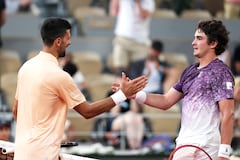 El ganador, el brasileño Joao Fonseca (derecha), saluda al serbio Novak Djokovic al finalizar su partido individual masculino en la sexta jornada del torneo de tenis Roland Garros, disputado en la pista Philippe-Chatrier del complejo Roland-Garros en París el 29 de mayo de 2026. (Foto de Dimitar DILKOFF / AFP)