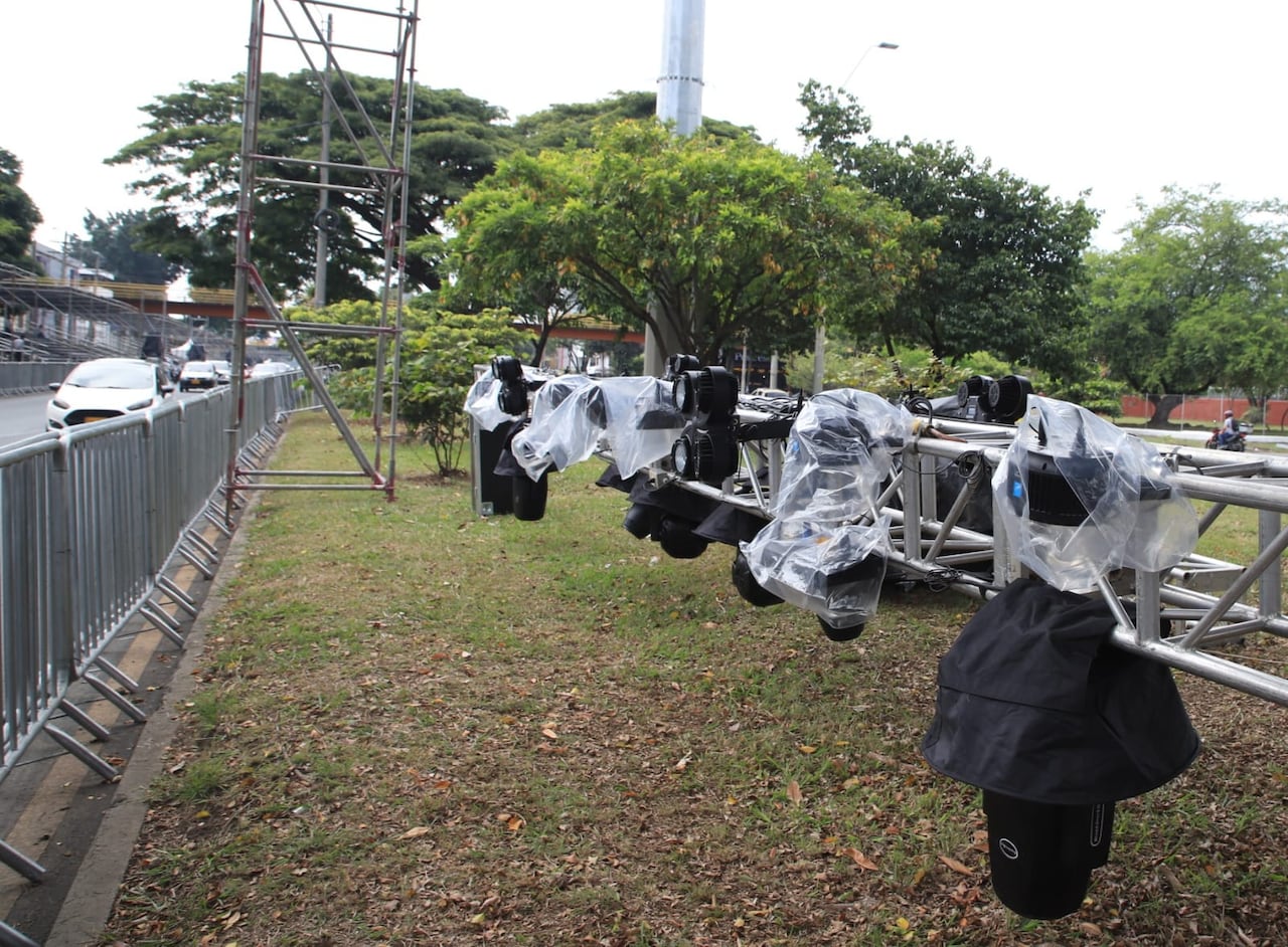 Parte del sistema de iluminación que se utilizará en la Feria de Cali, a su paso por la autopista Suroriental.