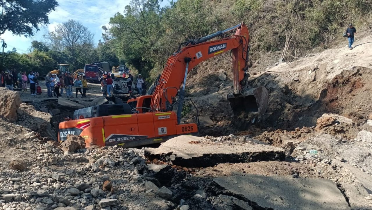 El Consorcio Nuevo Cauca puso en marcha este domingo 26 de abril las labores de recuperación de la capa asfáltica en el sector del Túnel, en el municipio de Cajibío, luego del cierre que afecta ese tramo de la vía Panamericana.