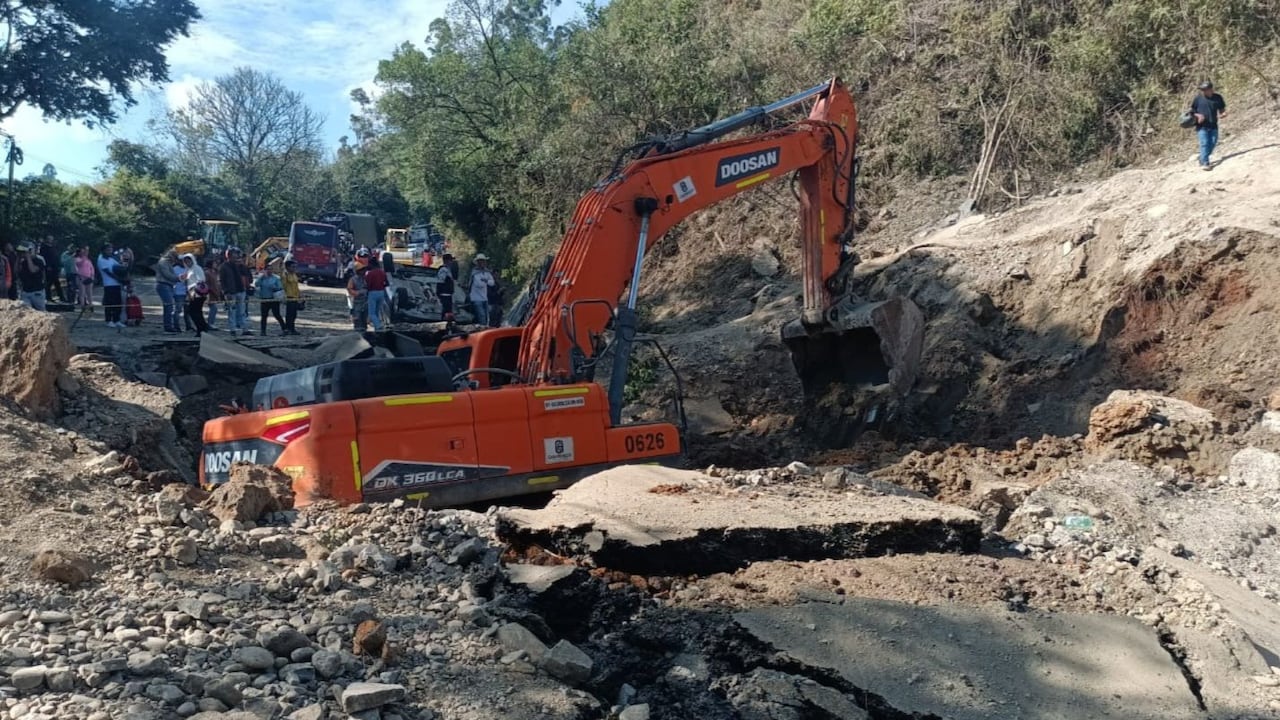 El Consorcio Nuevo Cauca puso en marcha este domingo 26 de abril las labores de recuperación de la capa asfáltica en el sector del Túnel, en el municipio de Cajibío, luego del cierre que afecta ese tramo de la vía Panamericana.