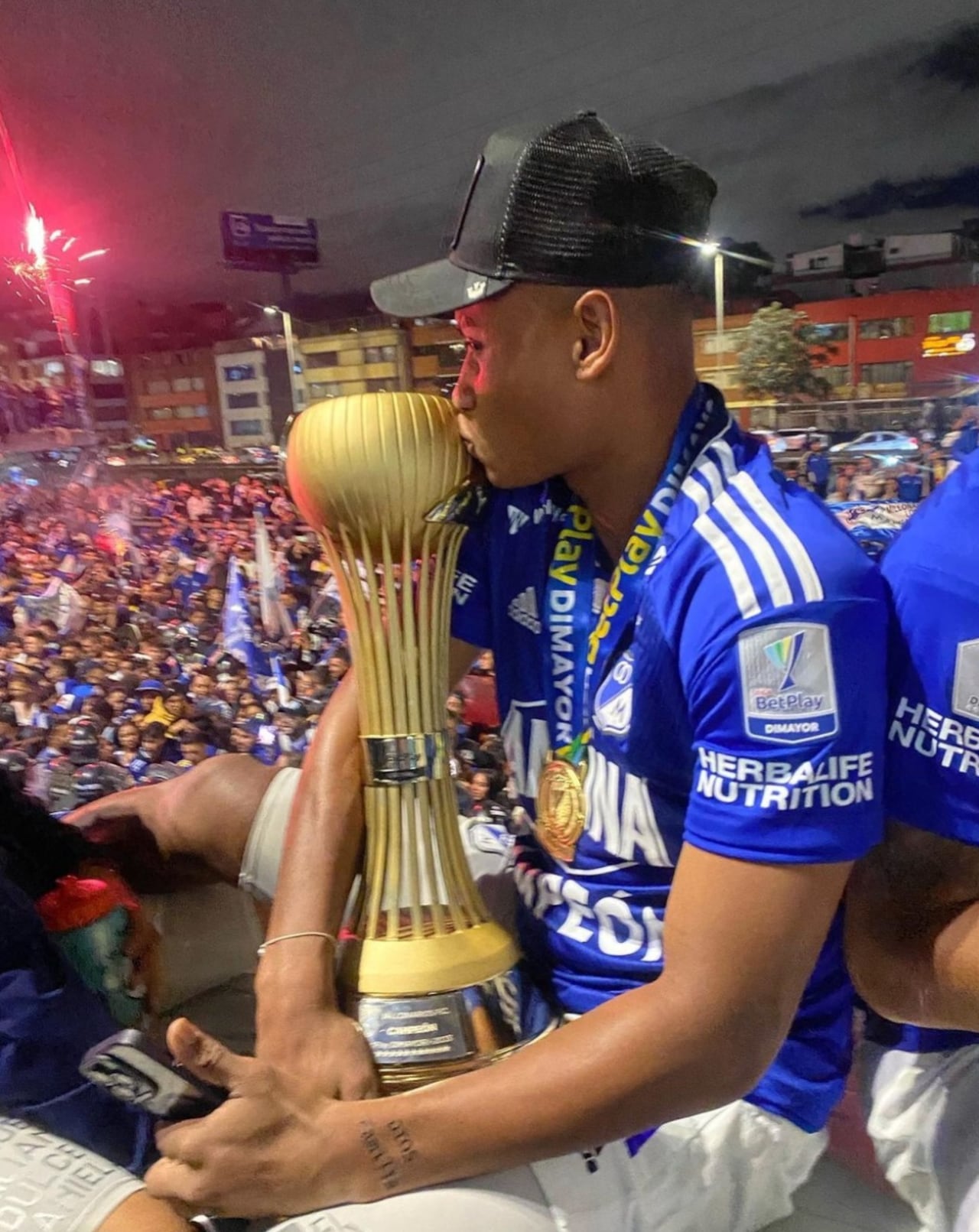 El jugador Óscar Cortés posando con la Liga que obtuvo con Millonarios