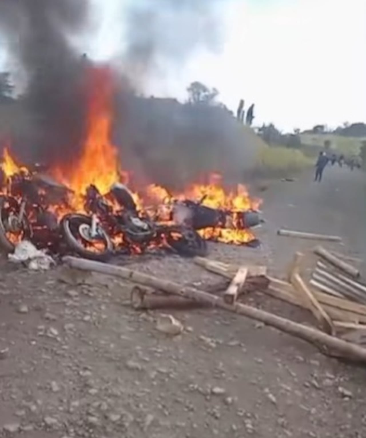 Violentos enfrentamientos entre comunidades indígenas Misak y Nasa en el sector de La Encillada, en Silvia, Cauca, dejaron varios muertos, heridos y motocicletas incineradas en medio de la disputa territorial.