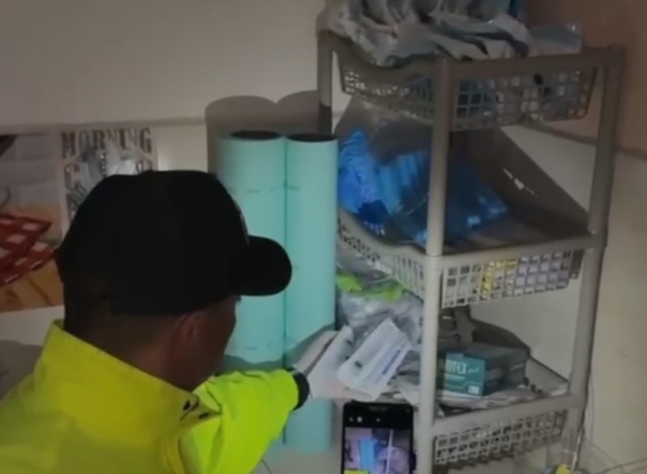 Durante los operativos fueron hallados equipos médicos, medicamentos, insumos quirúrgicos y elementos que serían utilizados para realizar procedimientos estéticos y quirúrgicos.