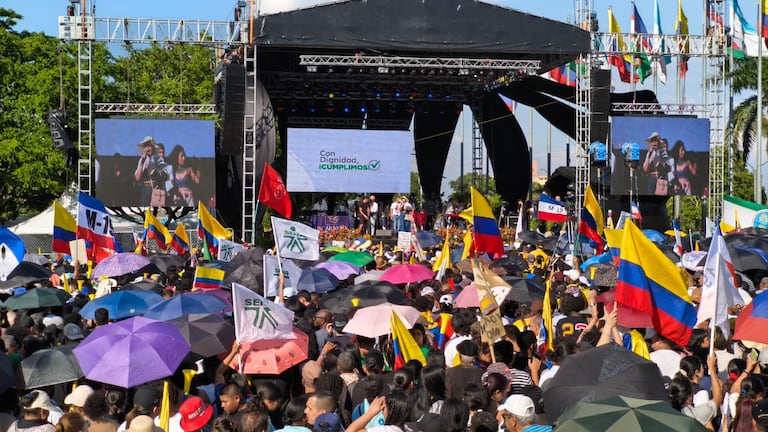 Congregación masiva de ciudadanos en el Parque de las Banderas en Cali a la espera del presidente Gustavo Petro.