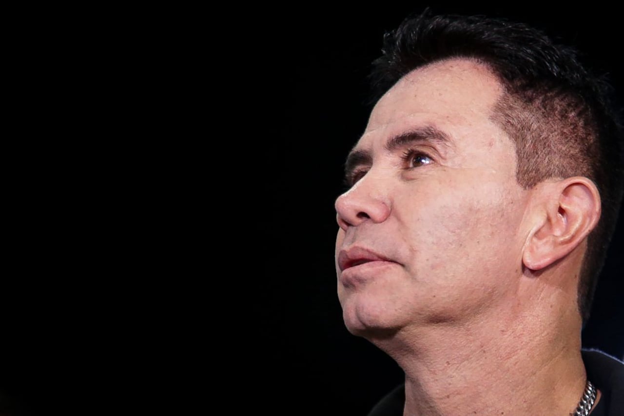 Compañeros de carrera musical rinden tributo a Yeison Jiménez sobre el escenario del Movistar Arena.