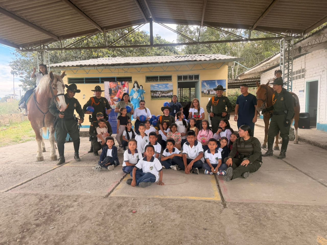 Los niños y niñas participaron en actividades recreativas junto a los uniformados y los animales de servicio de la Policía Nacional.