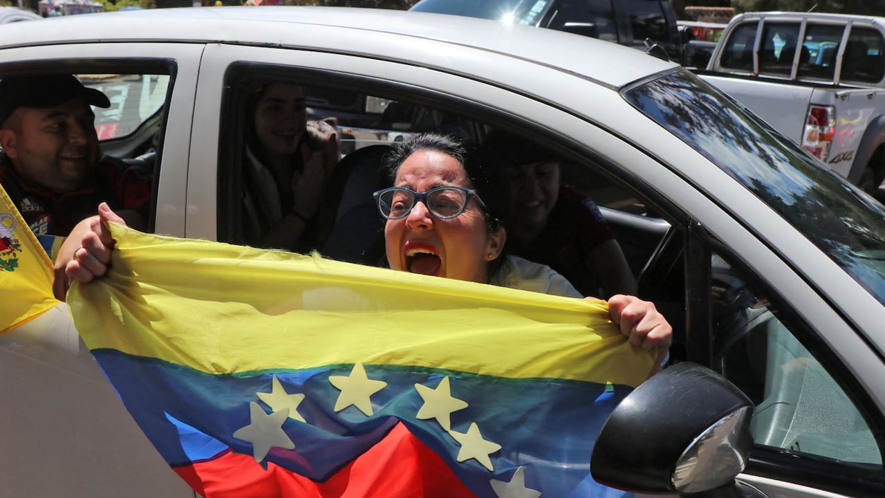 El presidente Donald Trump declaró el sábado que las fuerzas estadounidenses capturaron al líder venezolano Nicolás Maduro tras bombardear la capital, Caracas, y otras ciudades, en un dramático punto culminante de un enfrentamiento de meses entre Trump y su archienemigo venezolano. (Foto de Galo Paguay / AFP)