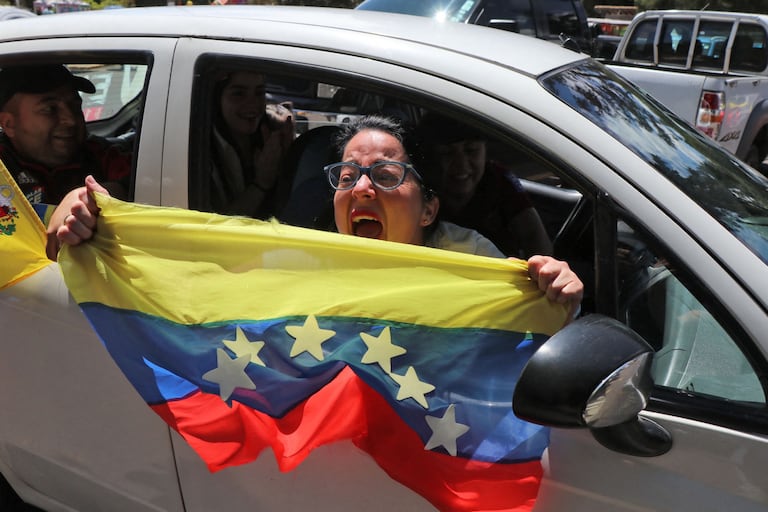 El presidente Donald Trump declaró el sábado que las fuerzas estadounidenses capturaron al líder venezolano Nicolás Maduro tras bombardear la capital, Caracas, y otras ciudades, en un dramático punto culminante de un enfrentamiento de meses entre Trump y su archienemigo venezolano. (Foto de Galo Paguay / AFP)