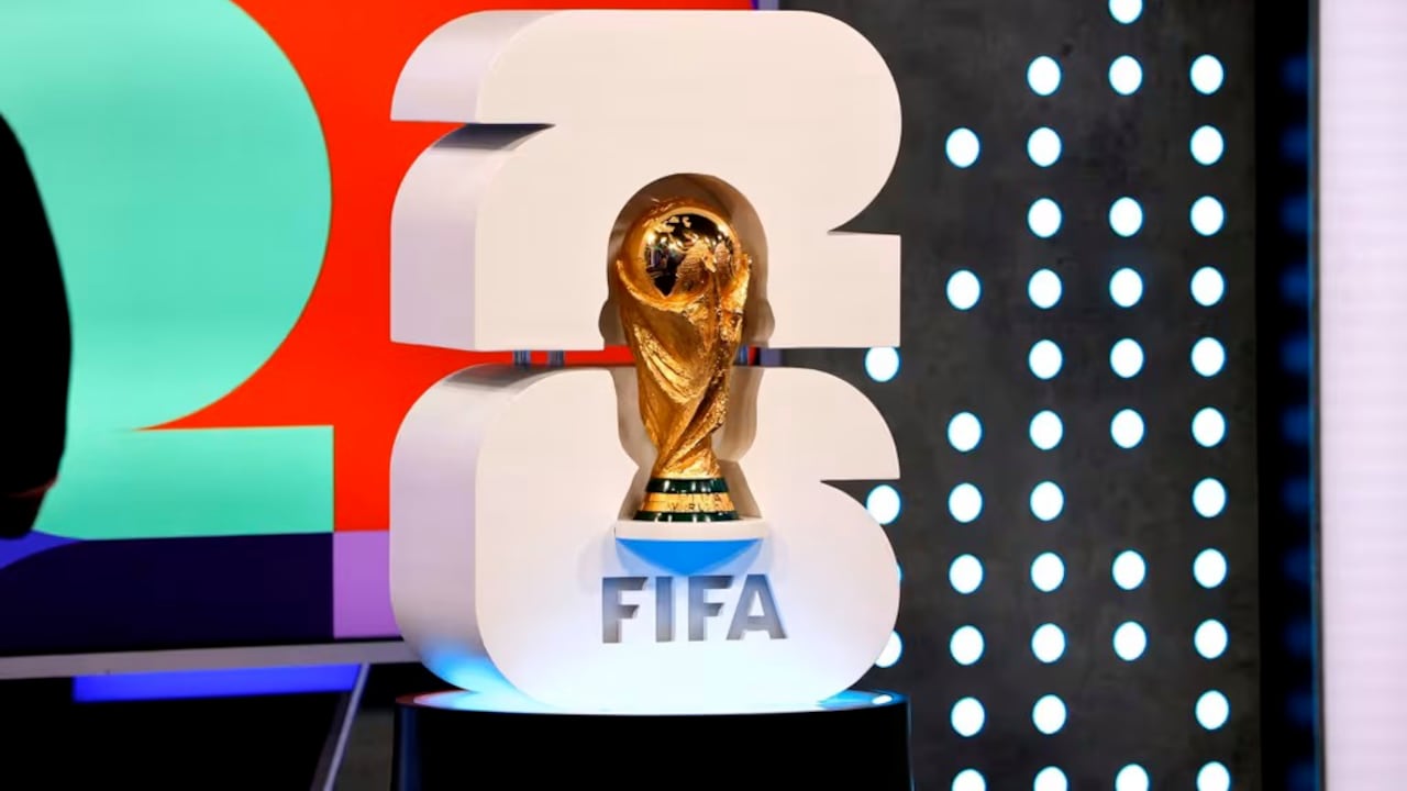 Trofeo de la Copa del Mundo de la FIFA en el logo de la edición de 2026.