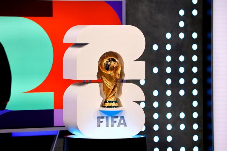 Trofeo de la Copa del Mundo de la FIFA en el logo de la edición de 2026.