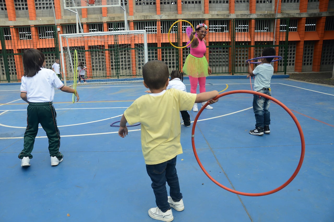 Cali acompaña a los niños, niñas y adolescentes en su regreso a clases, dando a conocer la estrategia PAIS con la que busca que se sientan seguros en las jornadas académicas y activar de forma oportuna la ruta de atención ‘Infancia Segura,’ frente a situaciones que perturben la convivencia y el ejercicio de sus derechos. foto José L Guzmán. El País, enero 29-24