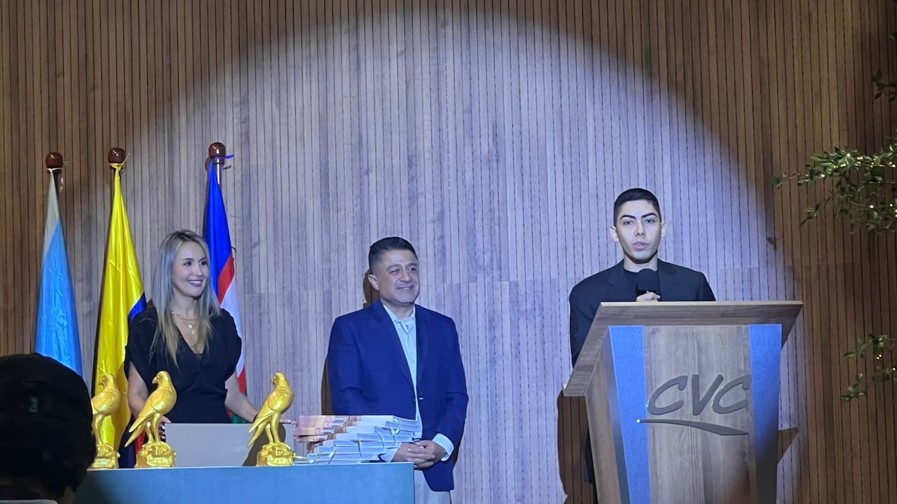 Montealegre fue premiado por su reportaje sobre la mosca soldado negra.