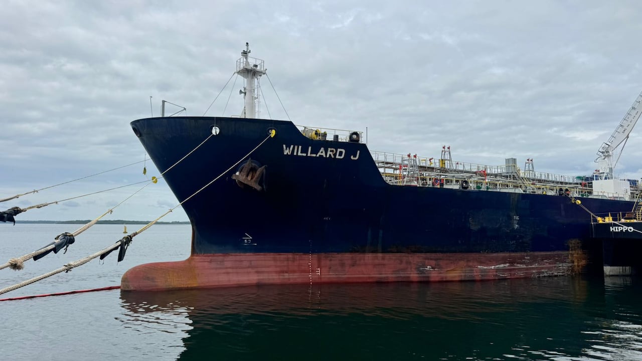 El país marca un hito en logística energética con el transporte de combustibles desde la refinería de Reficar hacia el Pacífico colombiano, beneficiando a regiones históricamente desabastecidas.