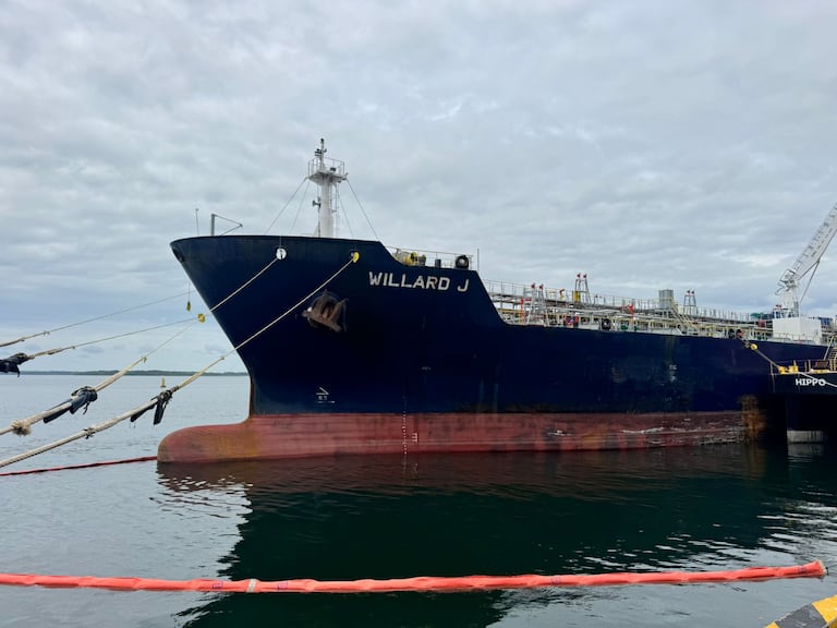 El país marca un hito en logística energética con el transporte de combustibles desde la refinería de Reficar hacia el Pacífico colombiano, beneficiando a regiones históricamente desabastecidas.