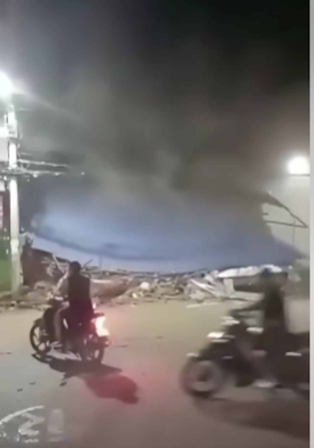 Frente a la mirada de los transeúntes se desplomó la discoteca Casa Vieja en Florida, Valle.