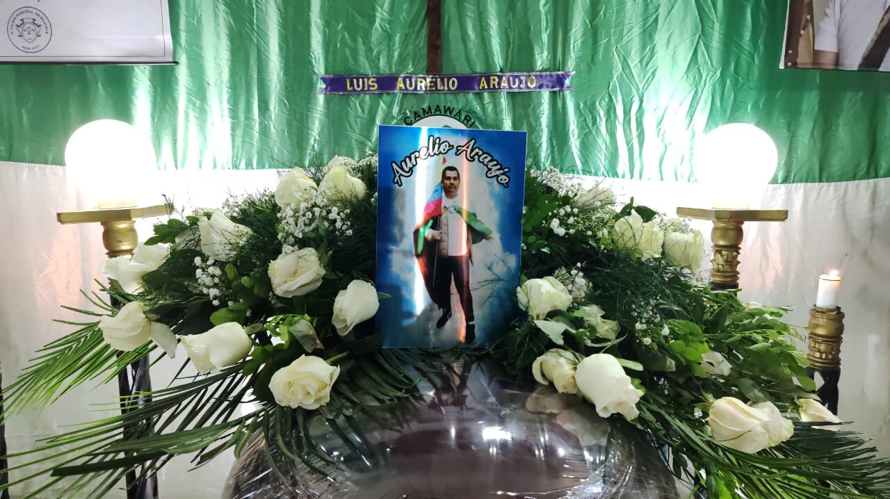 Las comunidades indígenas Awá brindan el último adiós a su líder Luis Aurelio Araujo y a los dos funcionarios de la UNP masacrados en esta parte del sur del país.