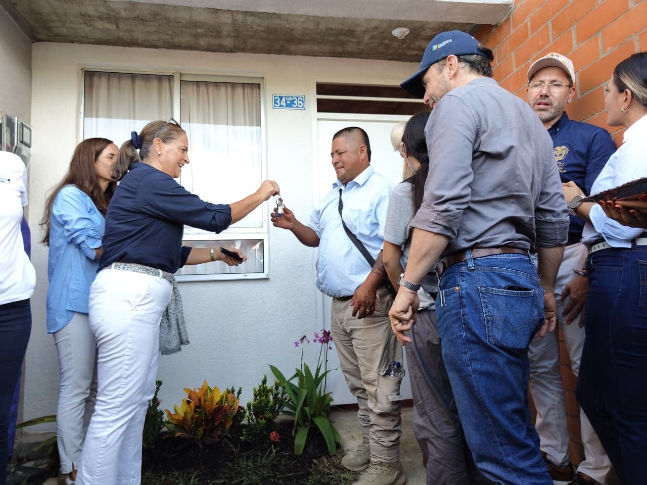 Entrega de casas a los afectados por el terremoto en Cali