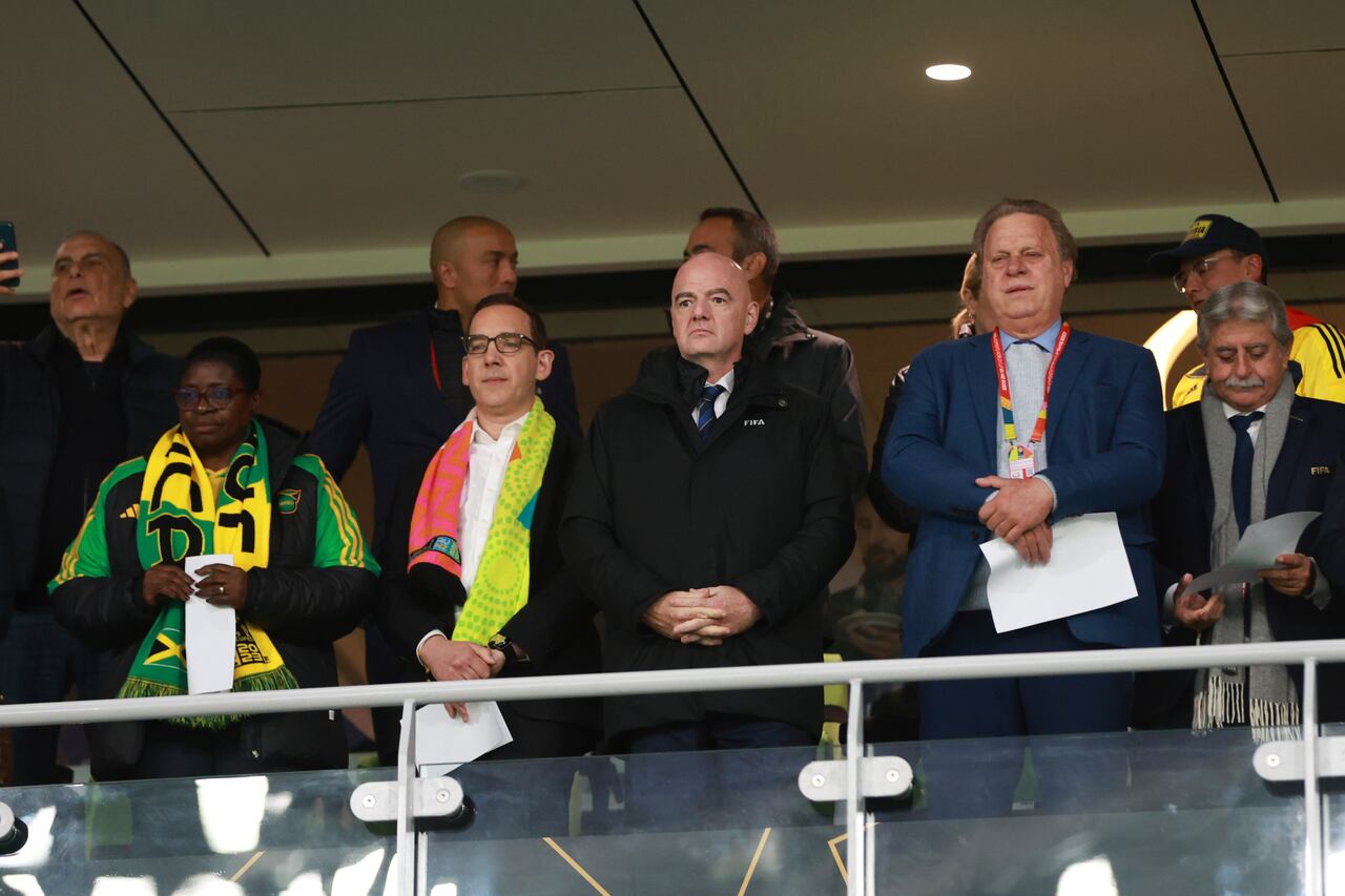 Primera fila de izquierda a derecha, Elaine Walker Brown, presidenta de la federación de fútbol de Jamaica, Steve Dimopoulos, ministro de Turismo, Deportes y Grandes Eventos de Victoria, Gianni Infantino, presidente de la FIFA, y Ramon Jesurun, presidente de la Federación Colombiana de Fútbol, esperan el comienzo del Mundial Femenino. Partido de fútbol de la segunda ronda de la Copa entre Jamaica y Colombia en Melbourne, Australia, el martes 8 de agosto de 2023. (Foto AP/Hamish Blair)