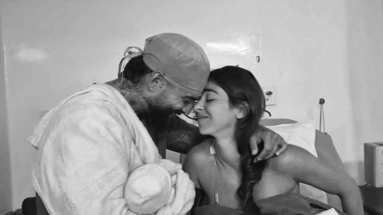 Esta es la primera foto de Orión junto a sus padres.