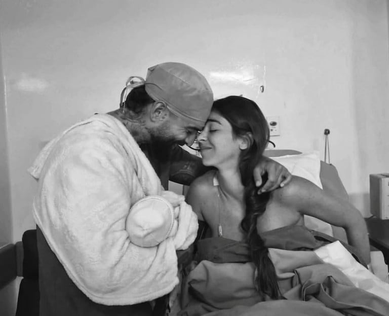 Esta es la primera foto de Orión junto a sus padres.