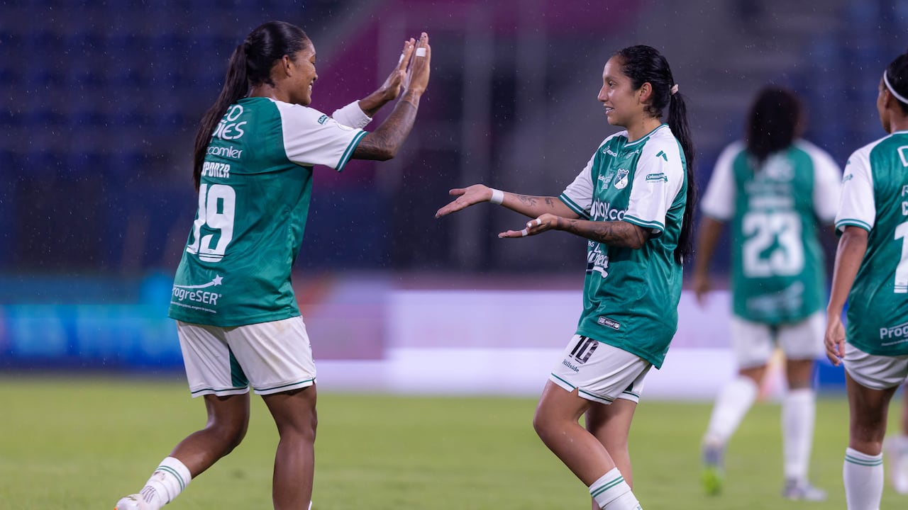 Daniela Castellanos (der) celebra tras marcar el segundo gol del partido entre entre Deportivo Cali y Nacional, de Uruguay.