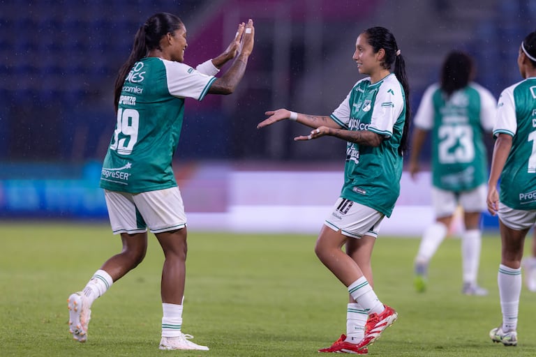 Daniela Castellanos (der) celebra tras marcar el segundo gol del partido entre entre Deportivo Cali y Nacional, de Uruguay.