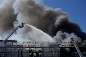 Los bomberos intentan extinguir las llamas mientras el humo sale del histórico edificio de la bolsa de valores de Boersen, que está en llamas en el centro de Copenhague, Dinamarca, el 16 de abril de 2024. El edificio, uno de los más antiguos de la capital danesa, estaba en obras de renovación cuando estaba en el La mañana del 16 de abril de 2024 se incendió, cuya causa aún se desconoce.