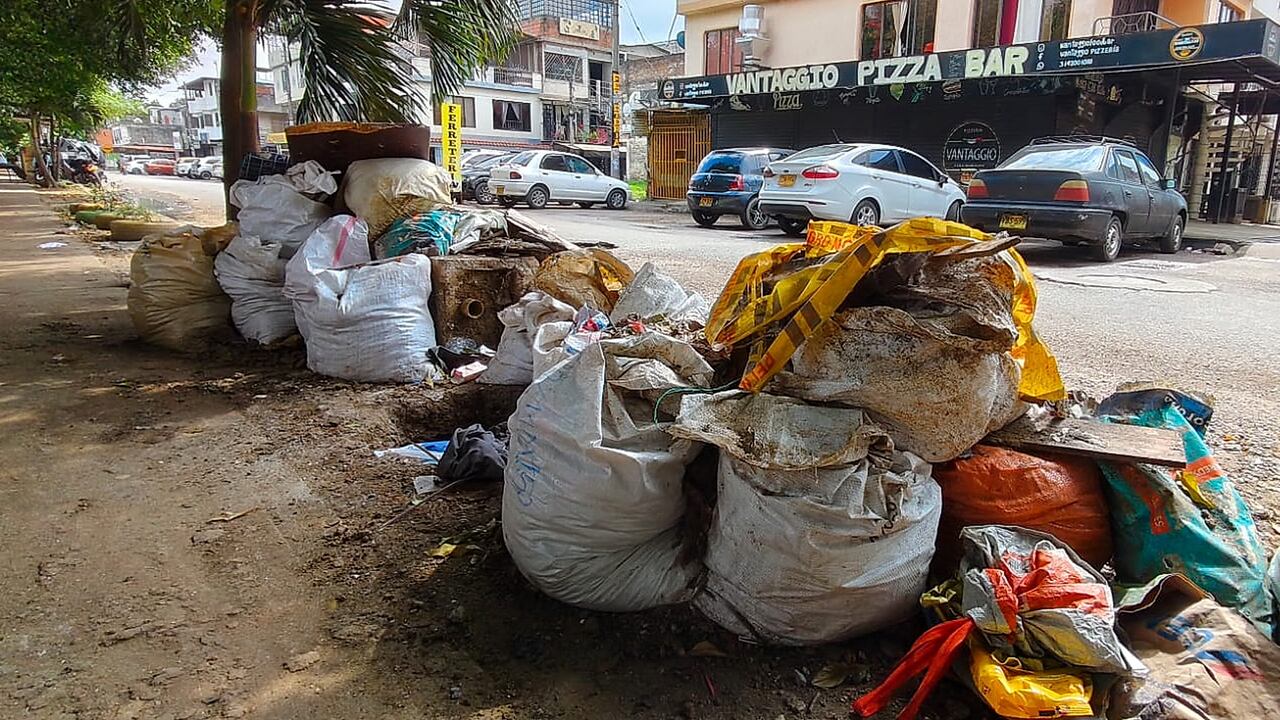 Denuncia ciudadana. Obras inconclusas de Emcali terminan como botadero de basuras. Foto Jorge Orozco
