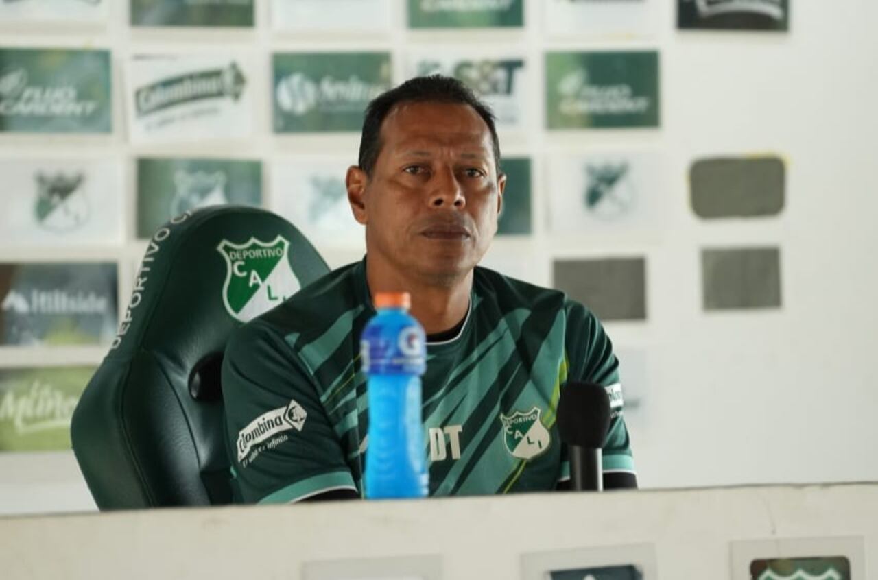 Jhon Alber Ortiz, técnico del Deportivo Cali Femenino en rueda de prensa.