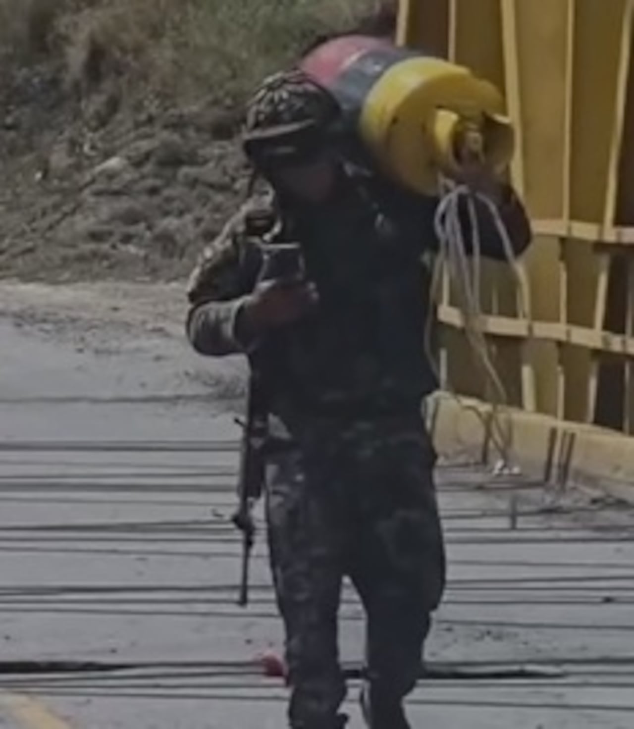 Tras la acción del uniformado, unidades antiexplosivos realizaron un procedimiento controlado para neutralizar el elemento sin afectar a la población.