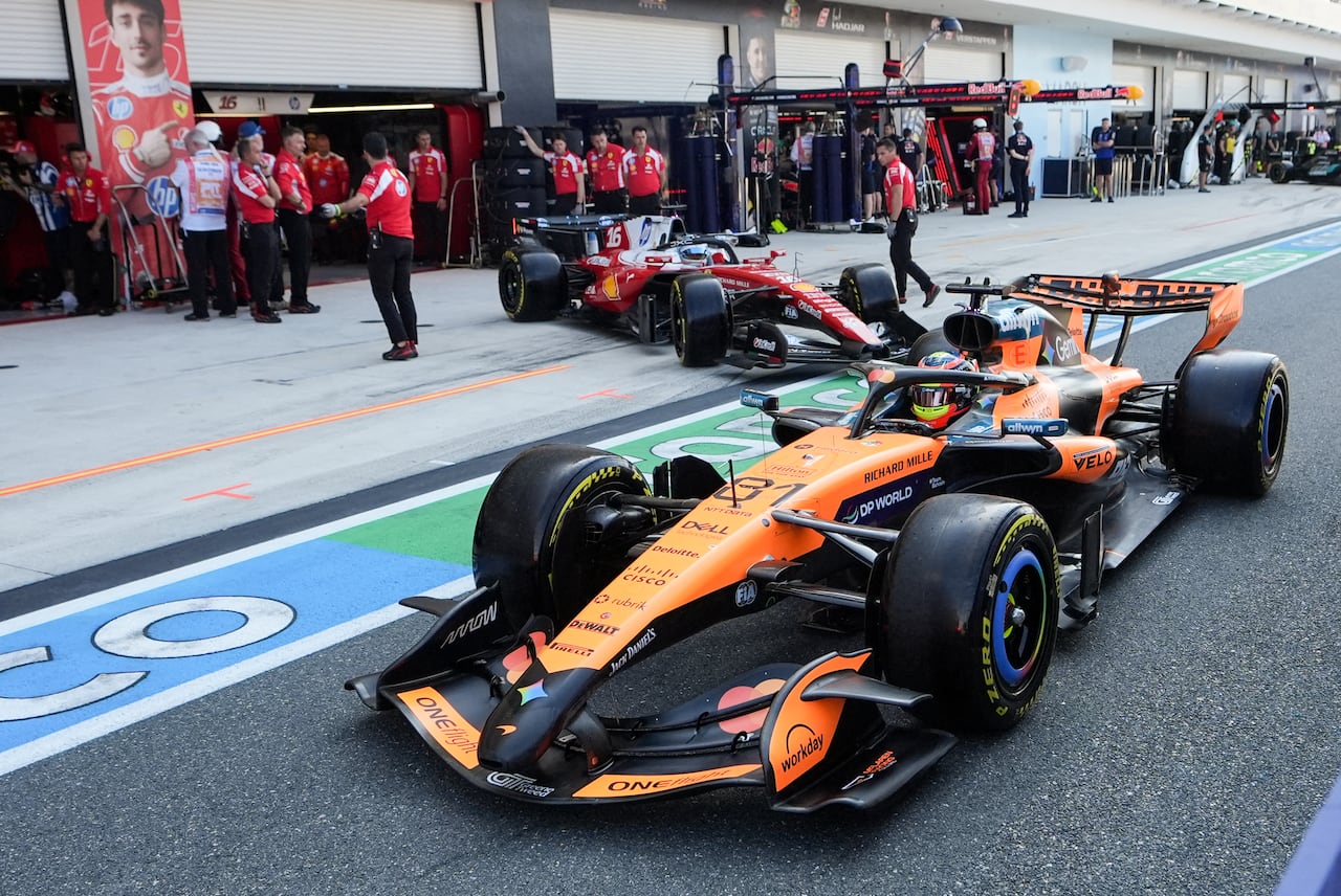 (I/D) El piloto monegasco de Ferrari, Charles Leclerc, y el piloto australiano de McLaren, Oscar Piastri, salen de sus boxes en el pit lane durante la sesión de clasificación previa al Gran Premio de Fórmula 1 de Miami 2026 en el Autódromo Internacional de Miami en Miami Gardens, Florida, el 1 de mayo de 2026. (Foto de Lynne Sladky / POOL / AFP)