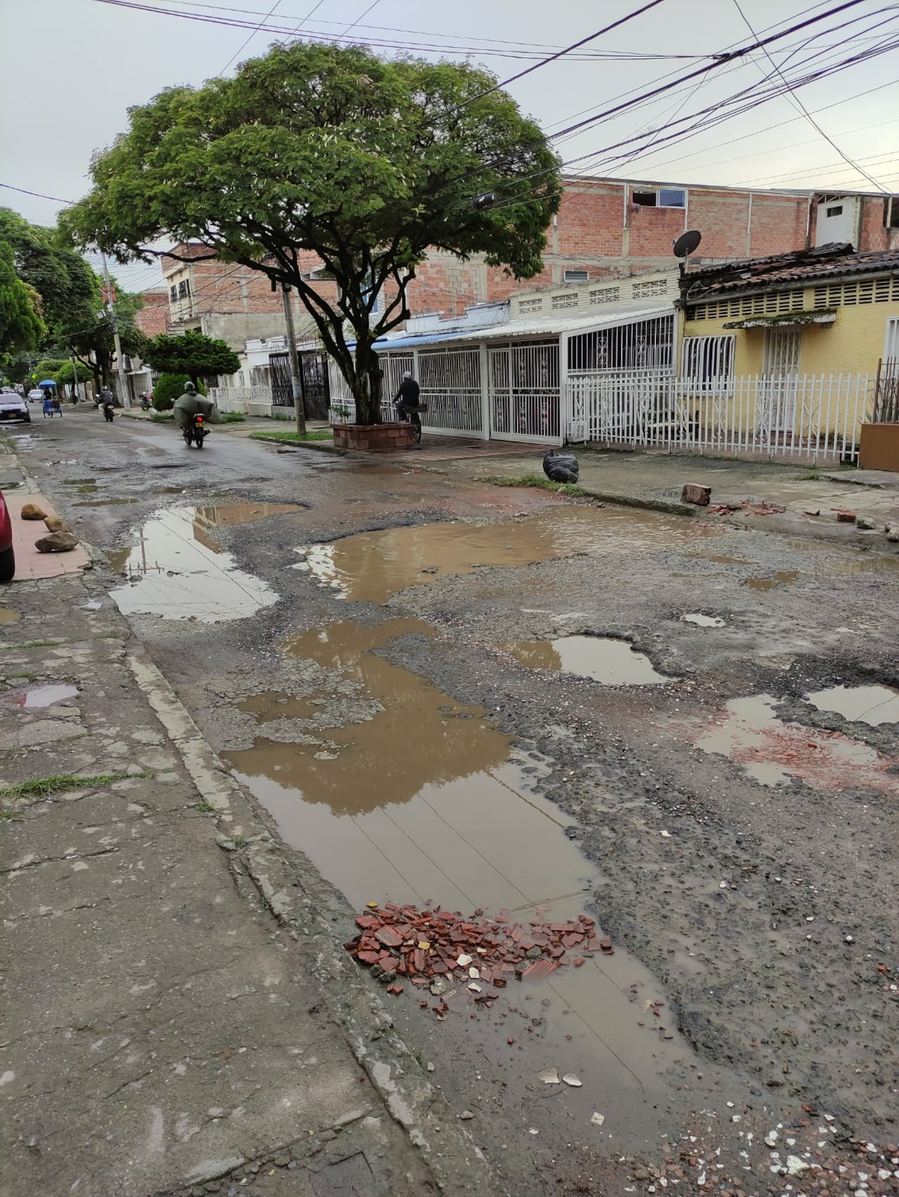 Los daños en la vía generan dificultades para la movilidad diaria de motociclistas y vehículos particulares que circulan por el sector.