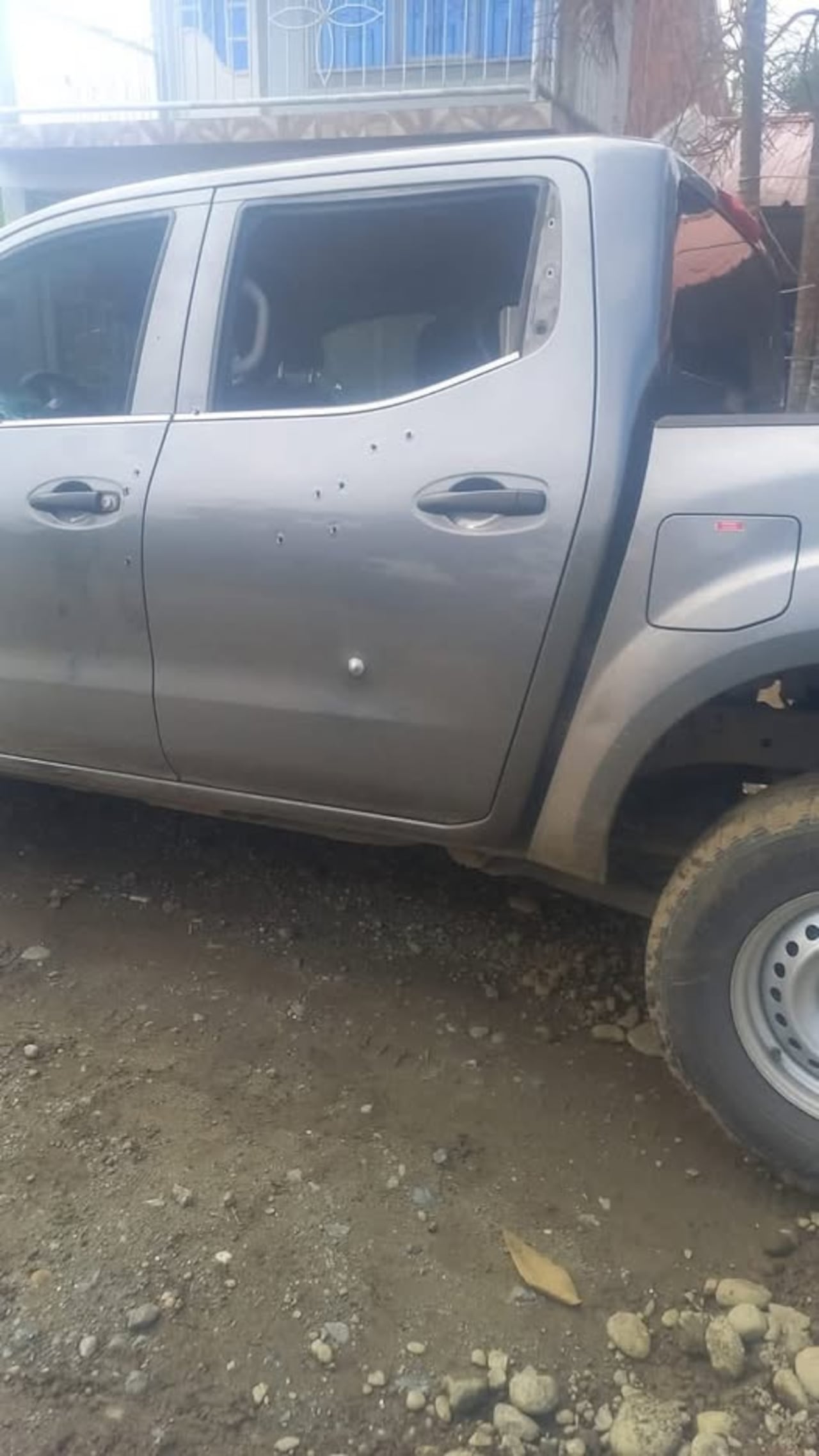 En esta camioneta se movilizaban los funcionarios de la Dijín al momento de ejecutar un operativo contra las disidencias de las Farc en zona limítrofe de los municipios de Santander de Quilichao y Buenos Aires.