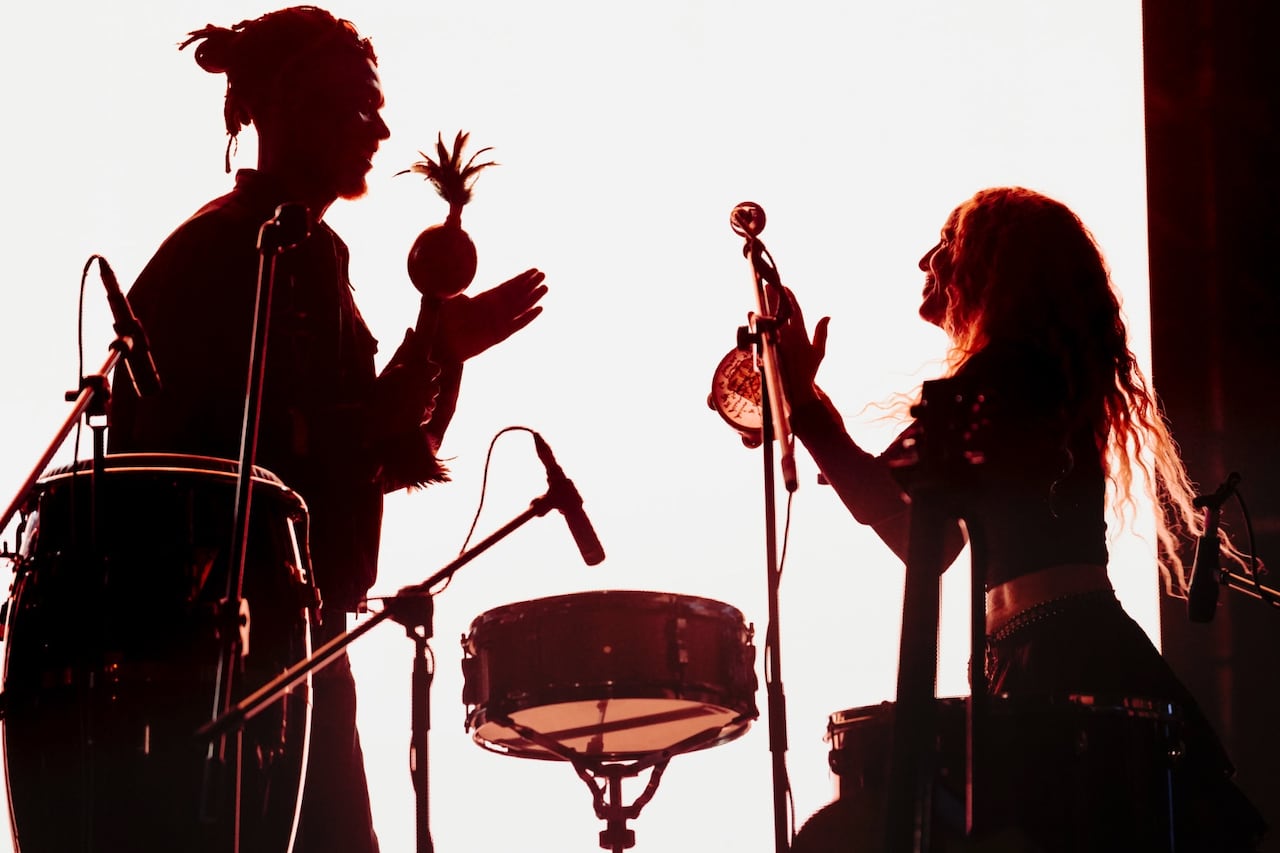 Santa Pirata propone una experiencia que mezcla voces en vivo y percusión frenética sobre bases de DJ, en un formato que se aleja del concierto tradicional.