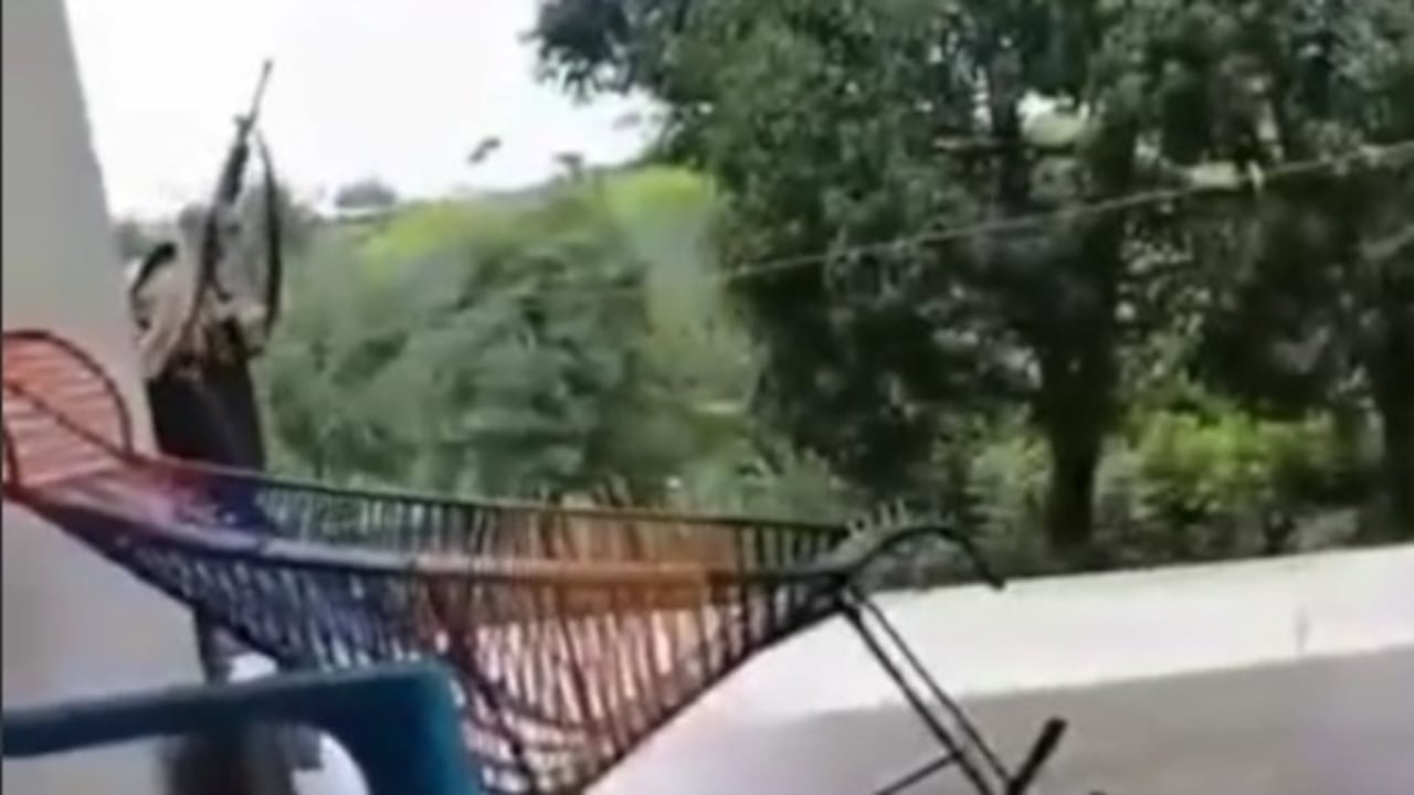 Resguardándose de una casa finca, los integrantes de este grupo armado ilegal ataca un helicóptero, el cual al parecer terminó averiado.