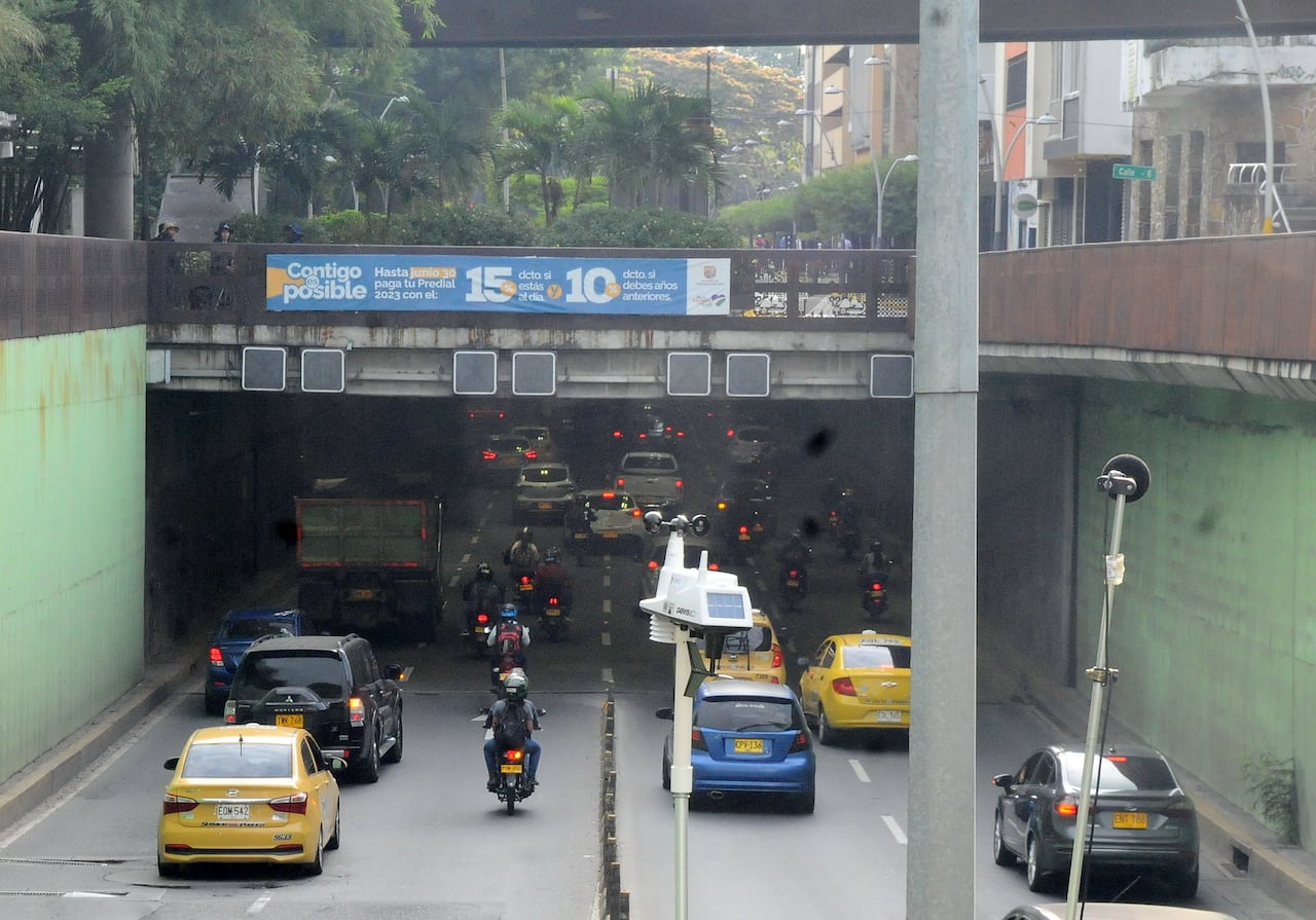 Cali: Medición de ruido ambiental por parte del Dagma en tres puntos sobre el túnel mundialista con el fin de detectar los grados de contaminación a que están expuestos los caleños, entre otros objetivos de la medición. Foto José L Guzmán. El País, junio 15-23