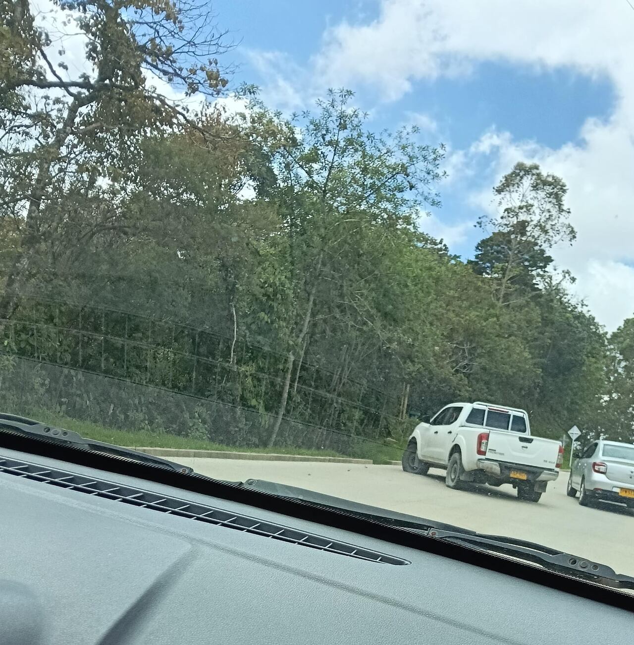 "Esa camioneta duró gran parte del día en este punto de la carretera, quedó pinchada tras este ataque", relataron los testigos.