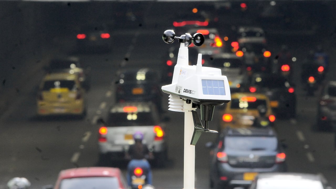 Cali: Medición de ruido ambiental por parte del Dagma en tres puntos sobre el túnel mundialista con el fin de detectar los grados de contaminación a que están expuestos los caleños, entre otros objetivos de la medición. Foto José L Guzmán. El País, junio 15-23