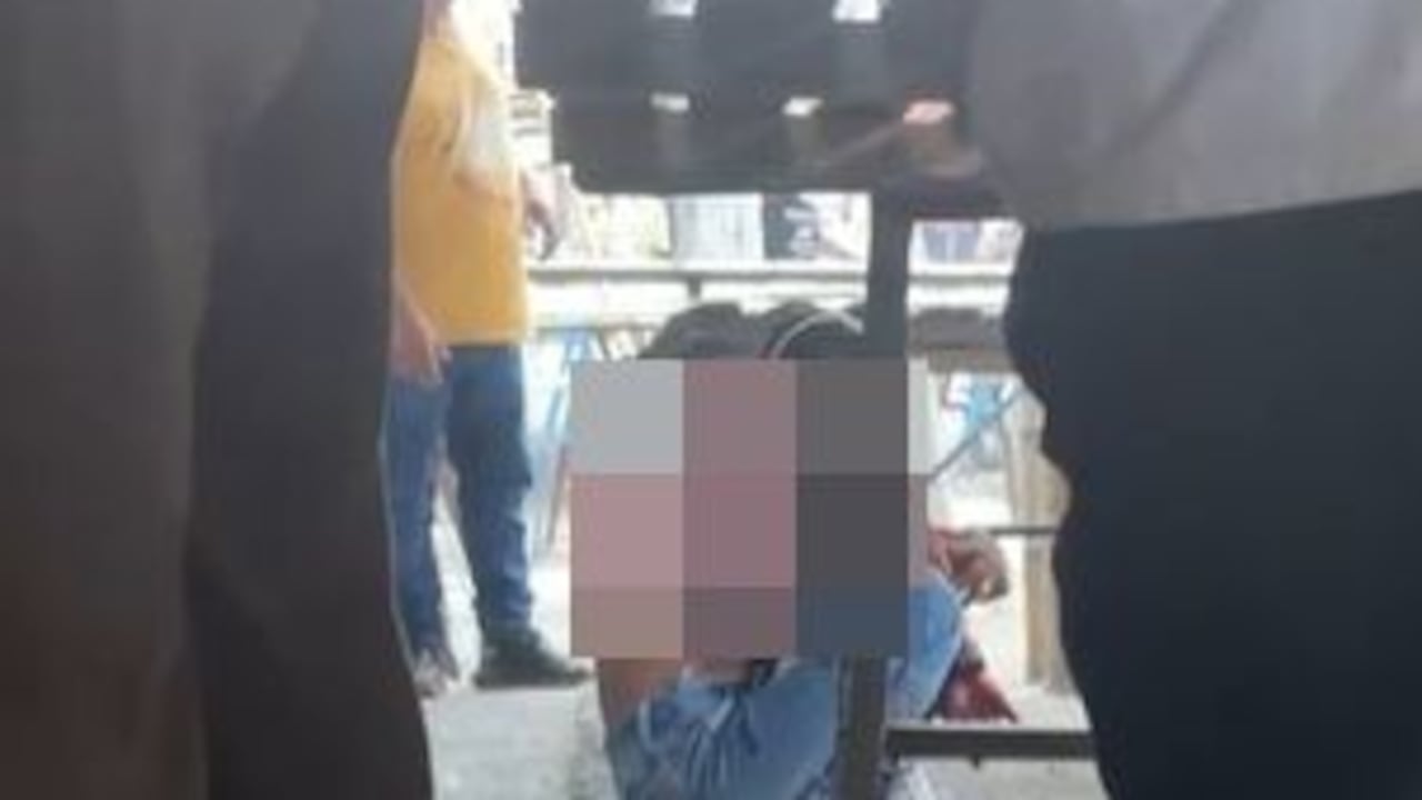 Los tres habitantes de calle tras resultar heridos en este ataque armado, registrado en uno de los sitios más concurridos de Santander de Quiilchao, Cauca.