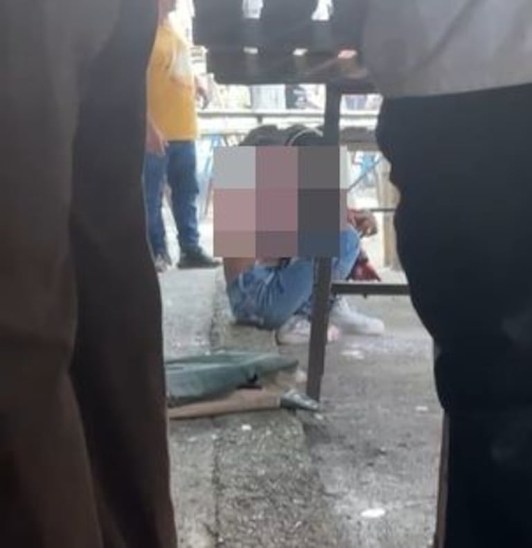 Los tres habitantes de calle tras resultar heridos en este ataque armado, registrado en uno de los sitios más concurridos de Santander de Quiilchao, Cauca.