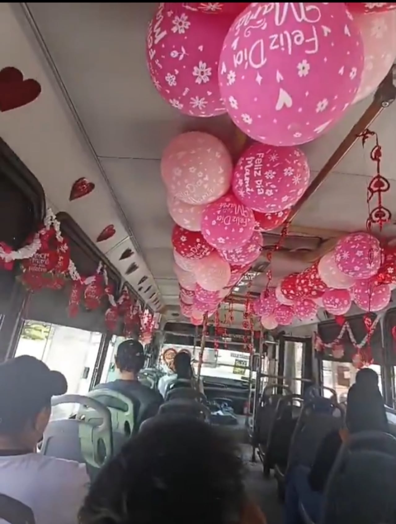Conductor de un bus en Barranquilla rindió un sentido homenaje a mamá.