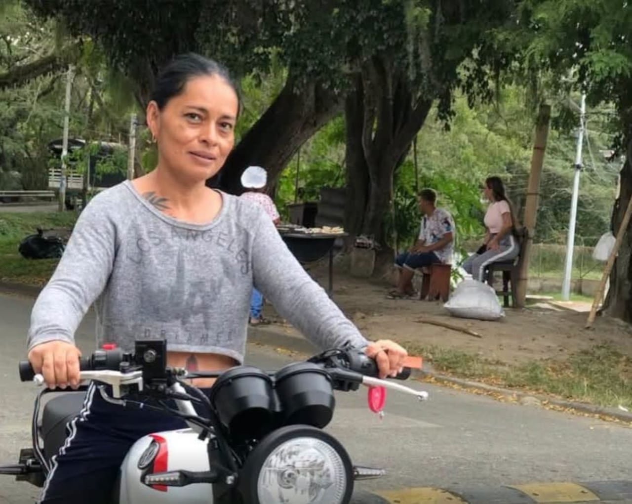 El caso se registró en el sector conocido como La Y sobre la vía que conecta al municipio de La Victoria con Zarzal en el departamento del Valle del Cauca, donde fue hallada la víctima después de recibir impactos de arma de fuego.